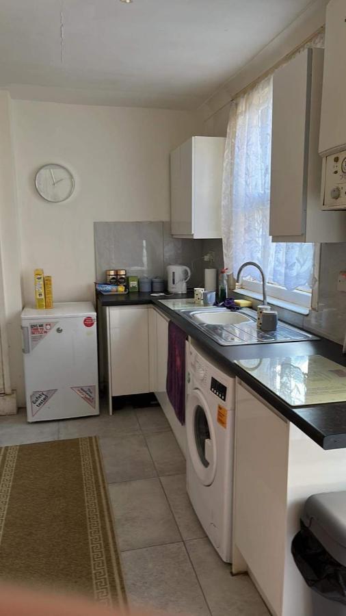 Luton Town House Near Airportアパートメント エクステリア 写真