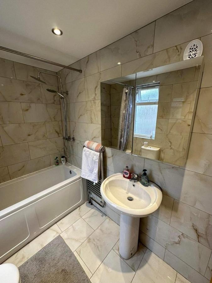 Luton Town House Near Airportアパートメント エクステリア 写真