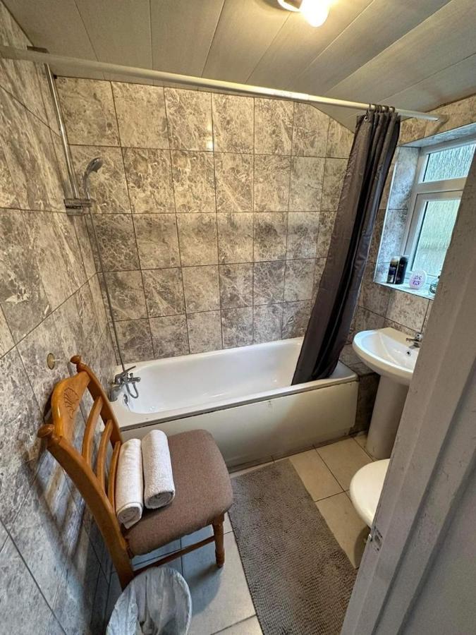 Luton Town House Near Airportアパートメント エクステリア 写真