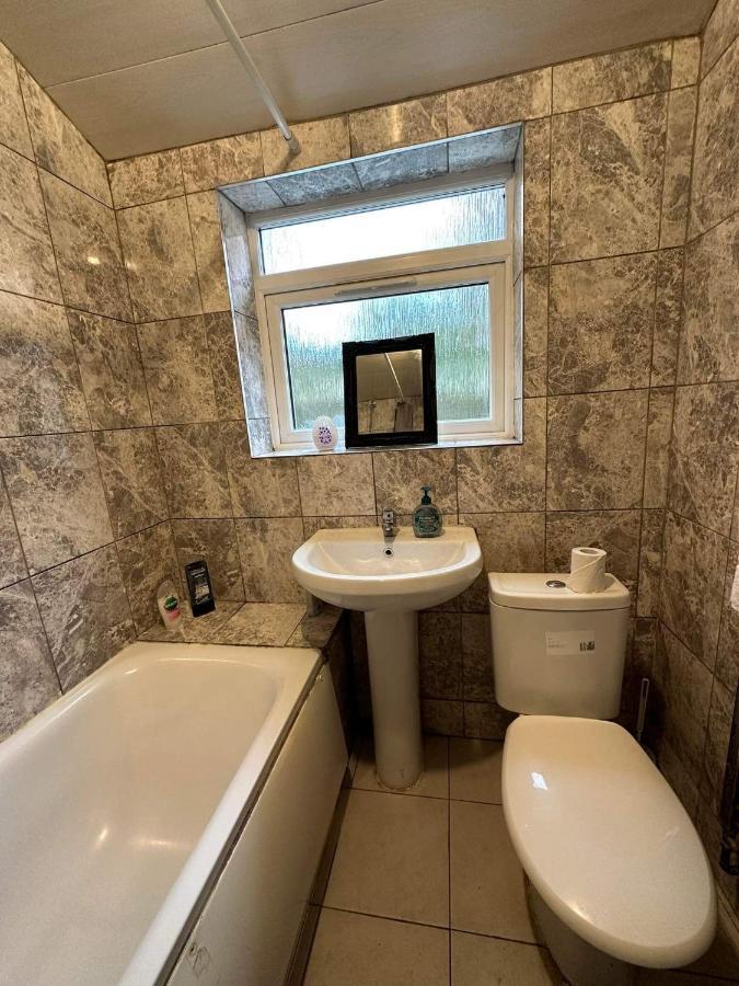 Luton Town House Near Airportアパートメント エクステリア 写真
