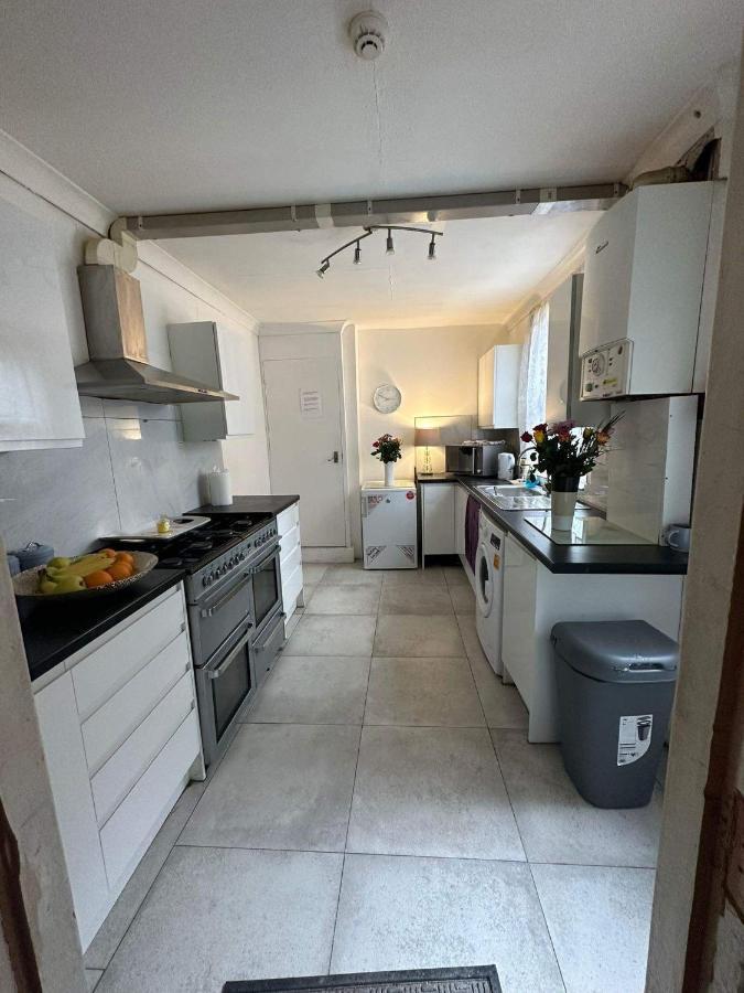 Luton Town House Near Airportアパートメント エクステリア 写真