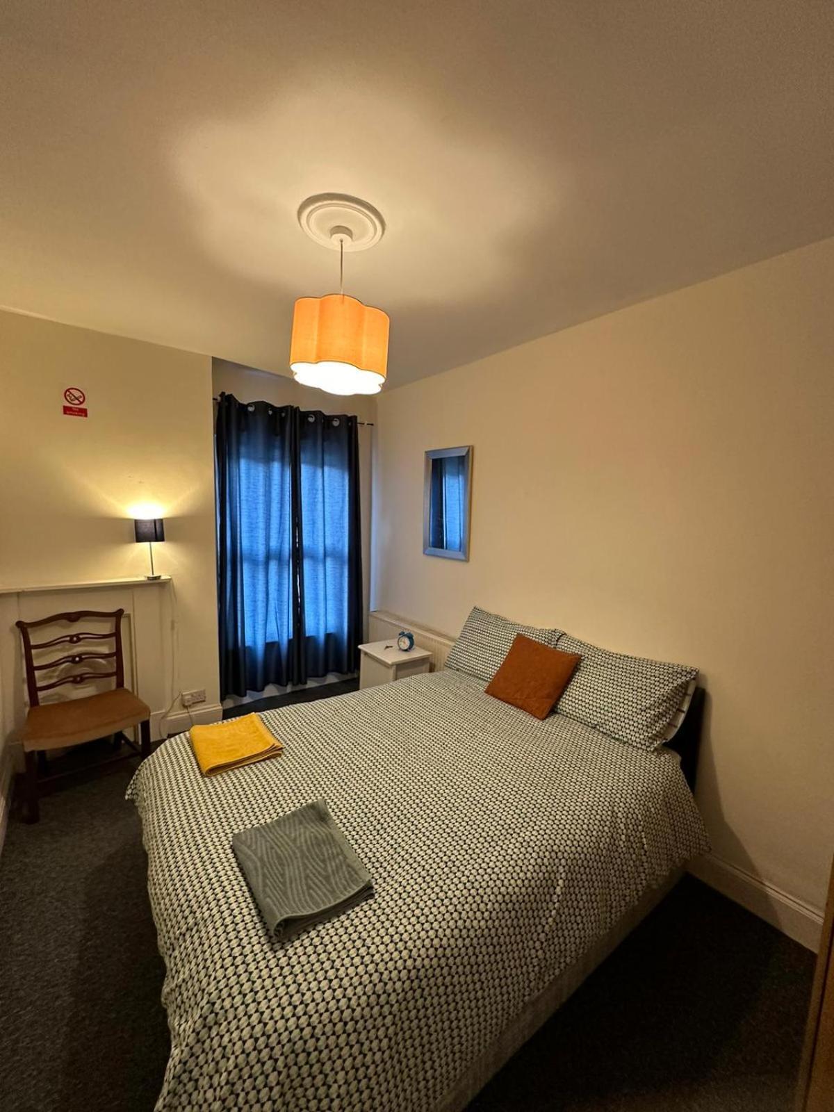 Luton Town House Near Airportアパートメント エクステリア 写真
