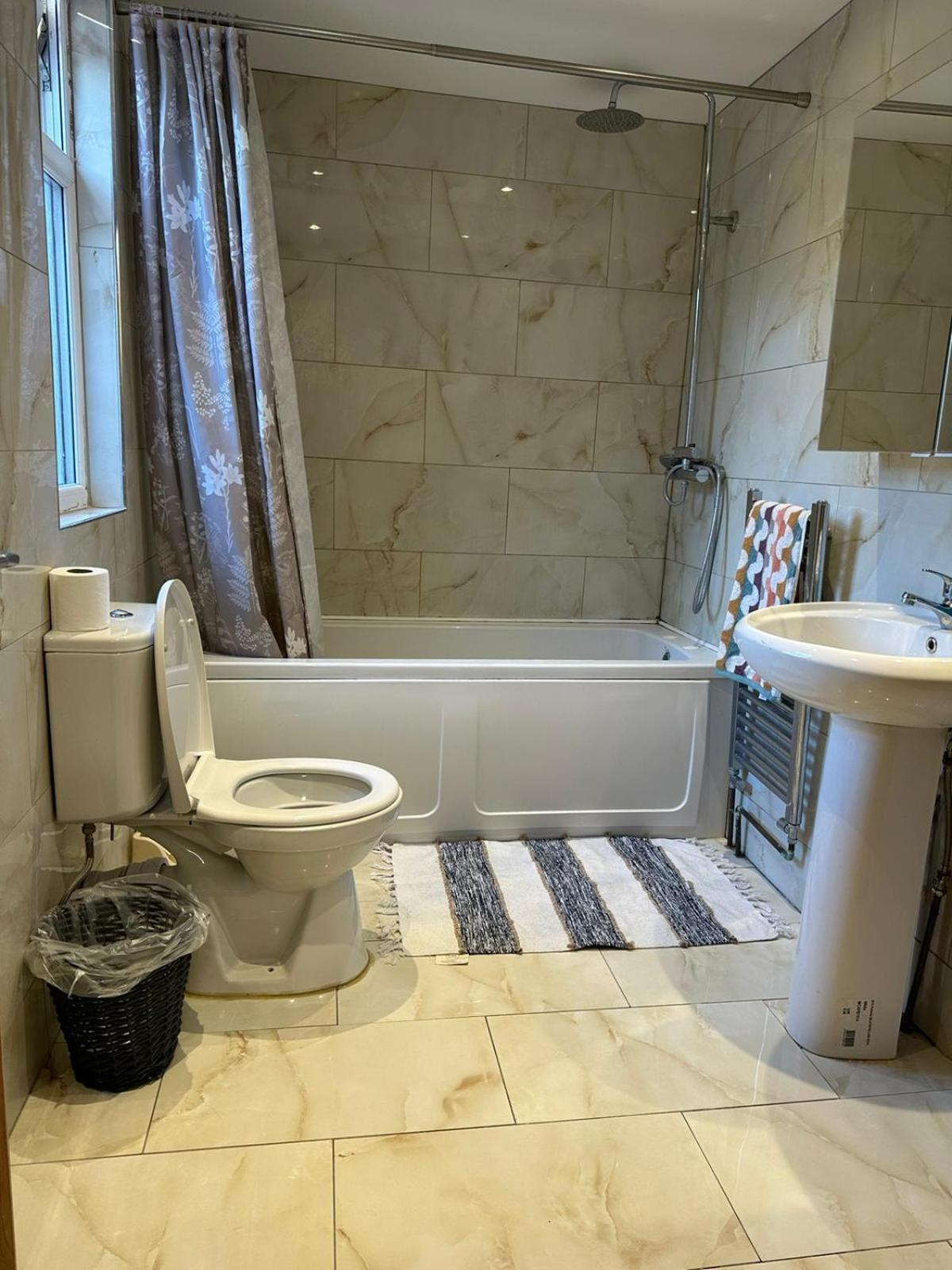 Luton Town House Near Airportアパートメント エクステリア 写真