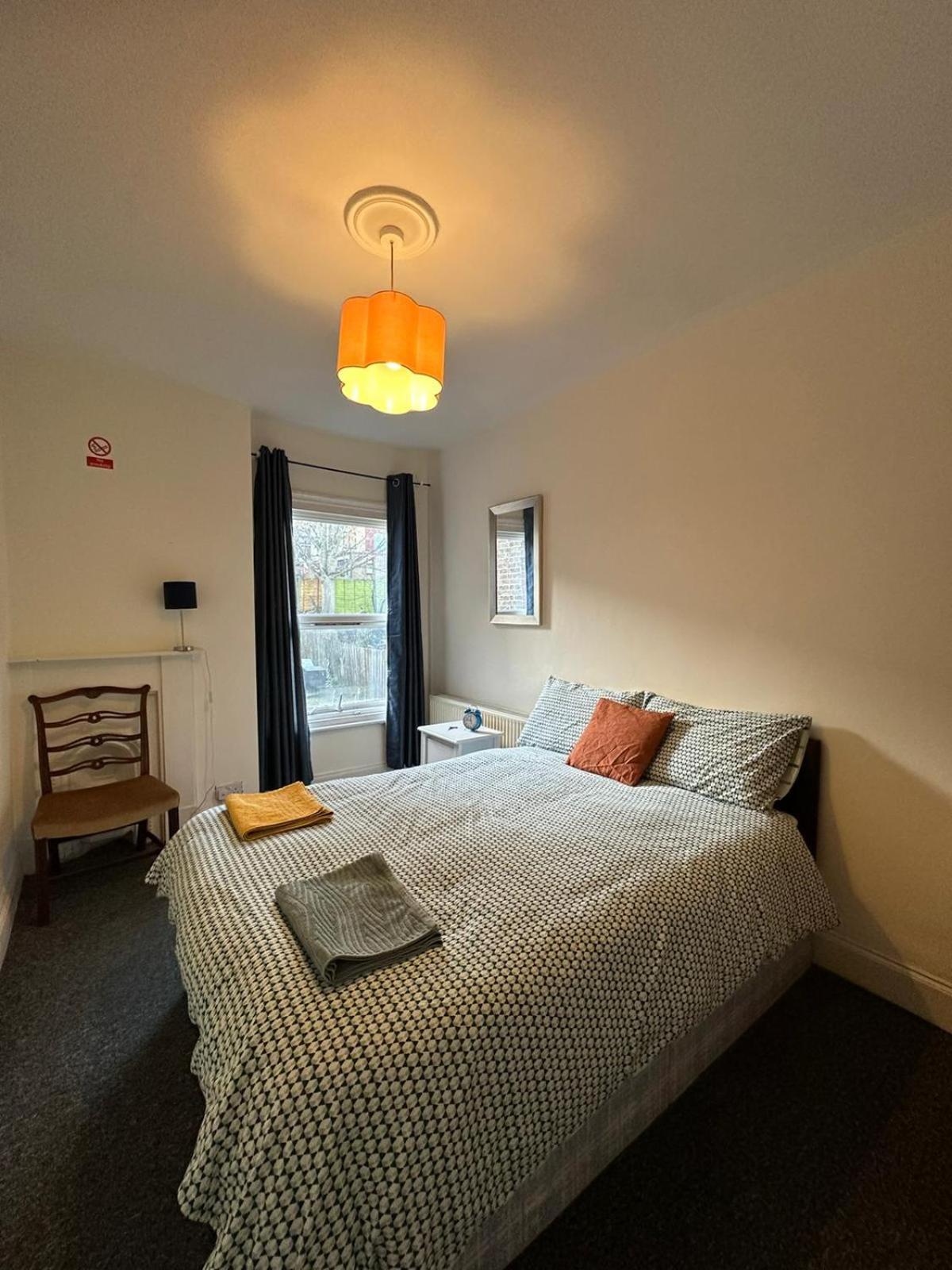 Luton Town House Near Airportアパートメント エクステリア 写真
